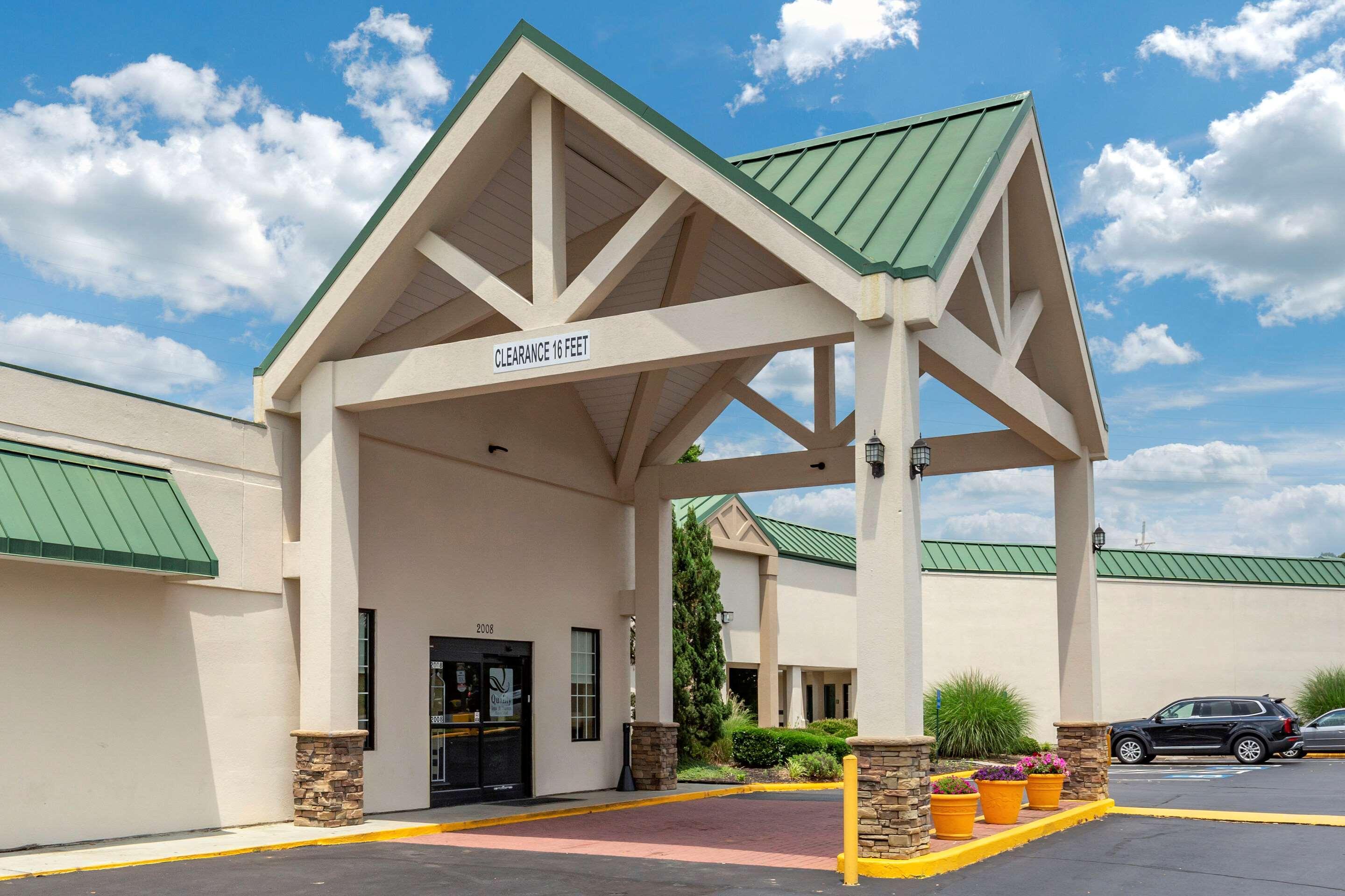 Quality Inn & Suites Hanes Mall Winston-Salem Exterior photo