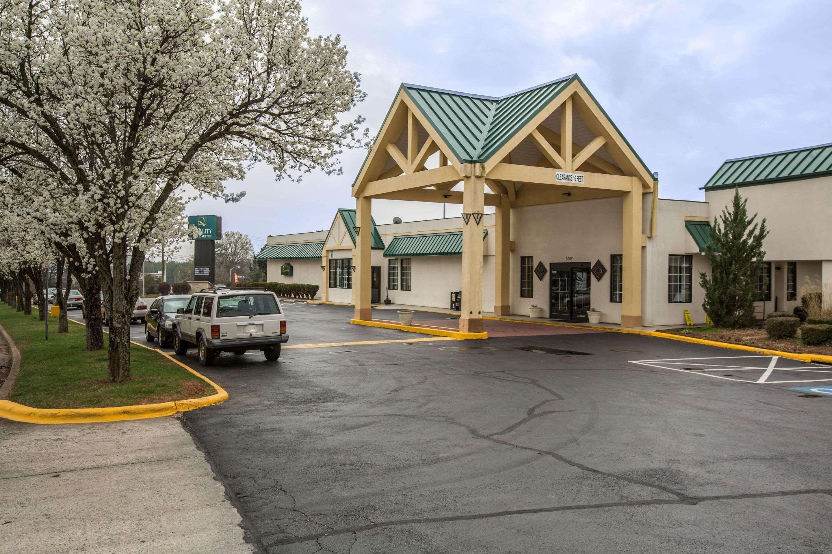 Quality Inn & Suites Hanes Mall Winston-Salem Exterior photo