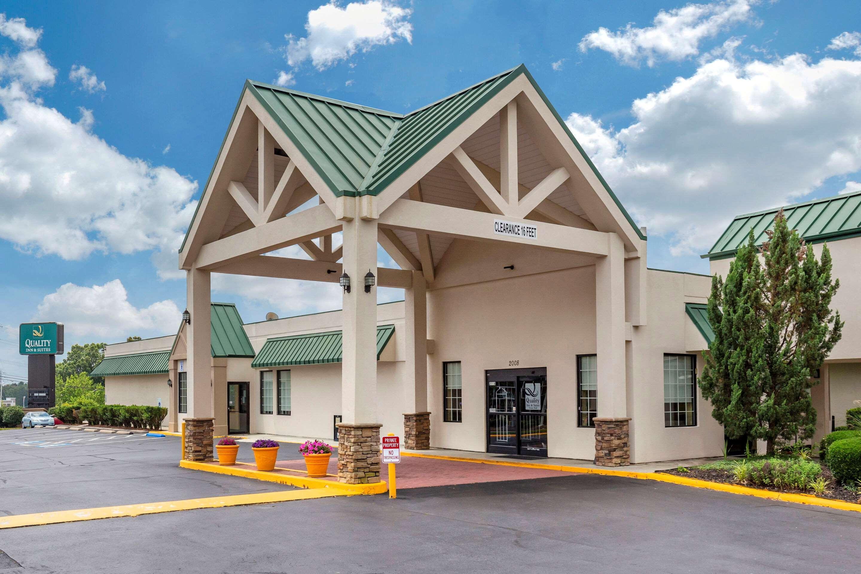 Quality Inn & Suites Hanes Mall Winston-Salem Exterior photo