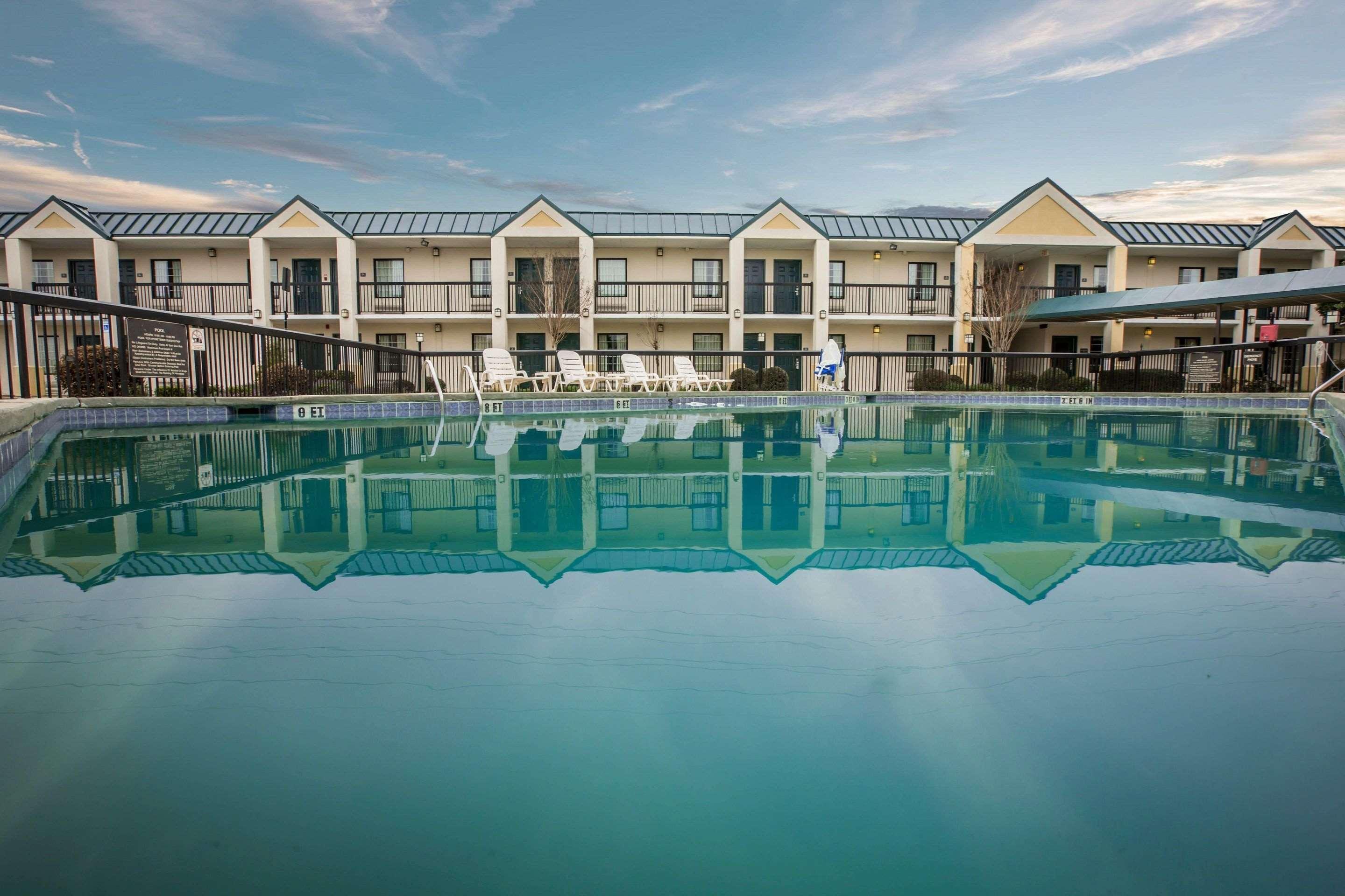 Quality Inn & Suites Hanes Mall Winston-Salem Exterior photo