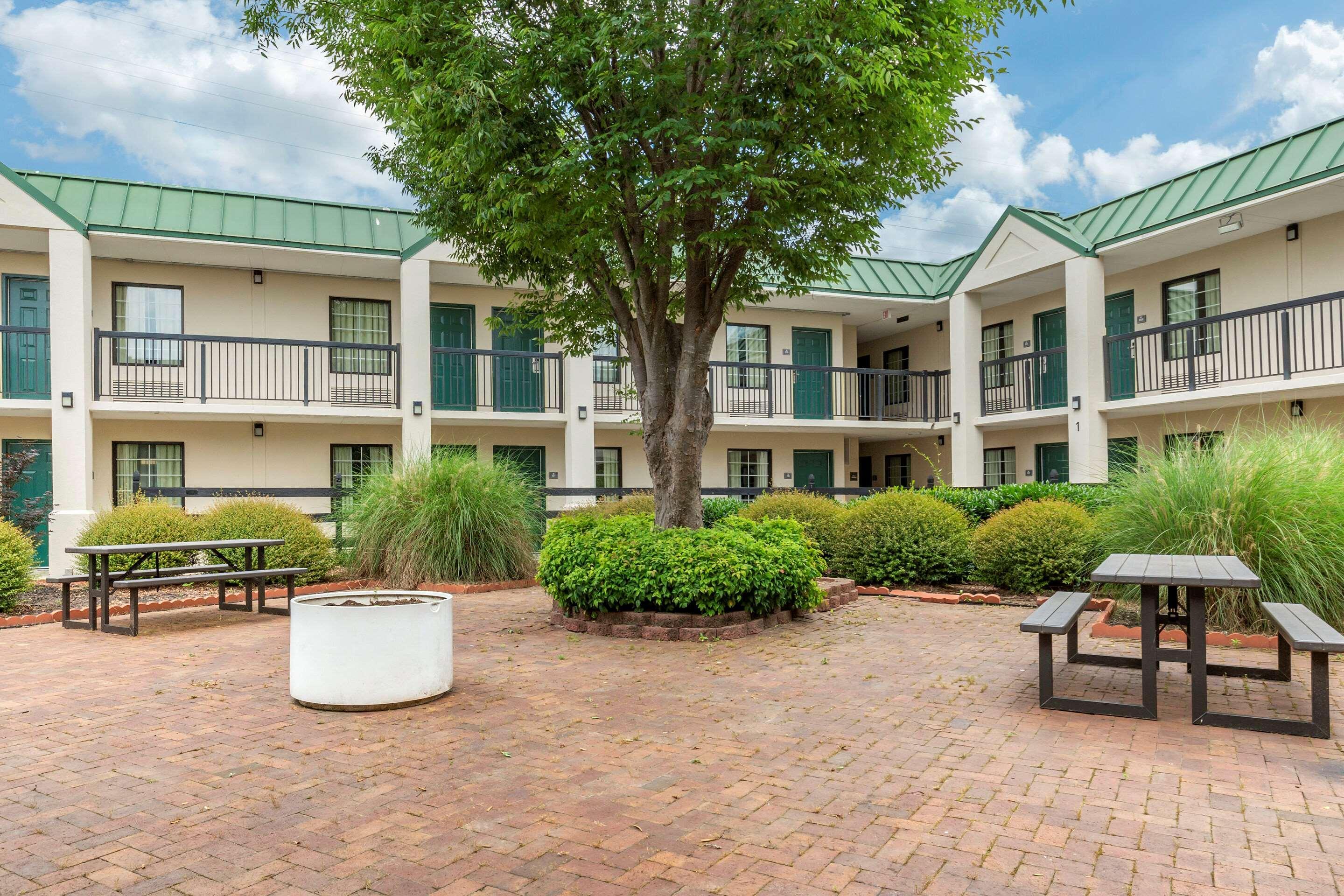 Quality Inn & Suites Hanes Mall Winston-Salem Exterior photo